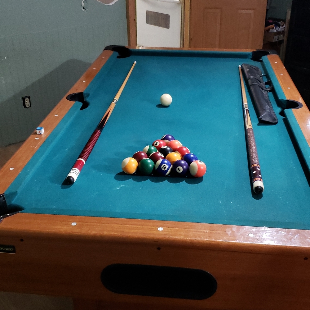 Pool table with balls 2 pool  Sticks and case